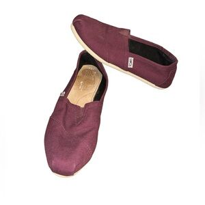 TOMS Women’s Classic Canvas Alpargata
Slip on Flats Size 6.5 Maroon